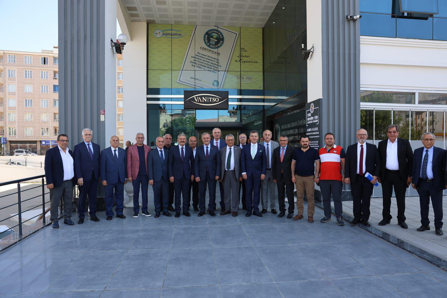 OSBÜK YÖNETİMDEN VAN TİCARET VE SANAYİ ODASI BAŞKANI SN.NECDET TAKVA'YA ZİYARET