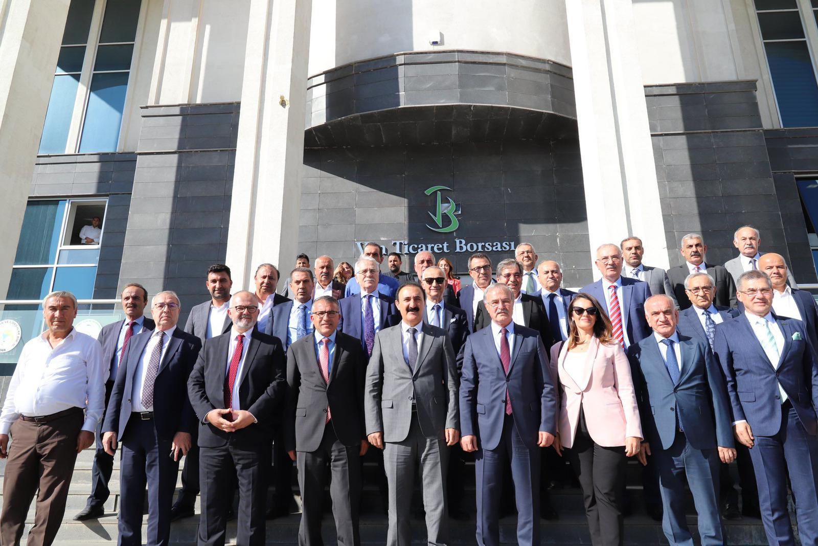 OSBÜKYÖNETİM KURULU VAN TİCARET BORSASI BAŞKANI SN:NAİF SÜER'İ ZİYARET ETTİLER.