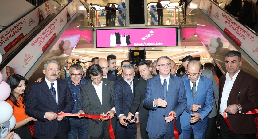 Van Mall AVM’de hizmete giren Çetinkaya, Lady Queen ve Sarar mağazalarının açılış törenine katıldı.